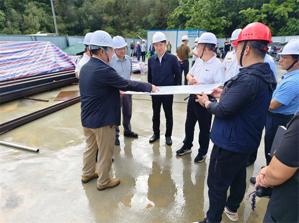 4月28日，市委常务、常务副市长任生调研新安江防洪项目建设情况，黄山开云中国集团副总经理张高峰陪同调研。.jpg