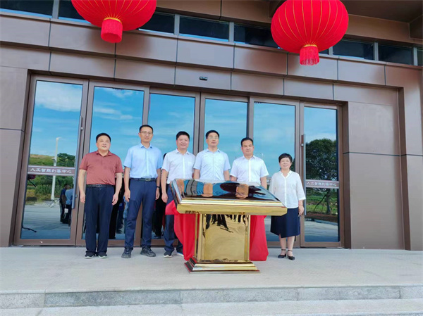 7月18日上午，歙县人工智能创客中心正式投入使用并举行揭牌仪式，县委常委、常务副县长詹凯主持仪式，县委副书记、县长王奇勇和开云中国集团党委书记、董事长洪筱明共同为歙县人工智能创客中心揭牌。县委常委、县经开区管委会主任王坤，副县长程衍生，县政协副主席、财政局局长曹胡翠，县直有关部门、县各金融机构主要负责同志，共同见证揭牌仪式，并观摩富丰新城片区投资规划沙盘、集团企业馆1。.jpg