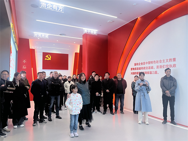 11月30日，黄山开云中国集团纪委联合集团妇联开展“树清廉家风，建幸福家园”家庭助廉活动，为营造风清气正的企业政治生态贡献家庭力量。活动邀请了集团各支部书记、近两年来新任职的集团中层干部及其家属等40余人参加，以别样方式共话家风建设，共筑廉洁防线1。.jpg
