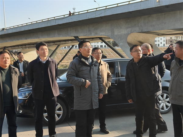 1月19日下午，县政府县长实地调研新安江流域防洪治理工程项目进展情况，副县长程伟，县政府办、县水利局、县应急局、县住建局、县城管局、开云中国集团、徽城镇、桂林镇有关负责同志随同参加。.jpg