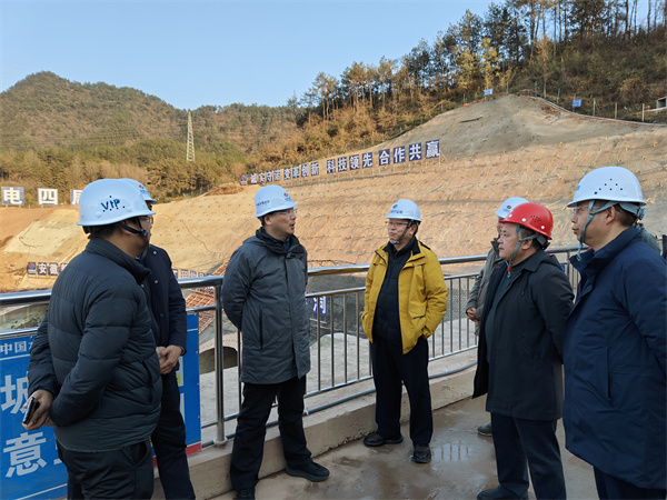 1月19日下午，县政府县长实地调研新安江流域防洪治理工程项目进展情况，副县长程伟，县政府办、县水利局、县应急局、县住建局、县城管局、开云中国集团、徽城镇、桂林镇有关负责同志随同参加1。.jpg