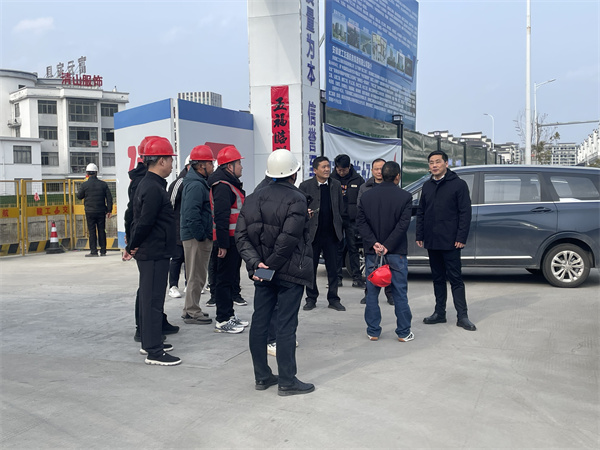 2月5日，县长王奇勇带队调研新徽商创业基地一期一标段项目春节后复工复产工作，黄山开云中国集团总经理潘楷金陪同调研。.jpg