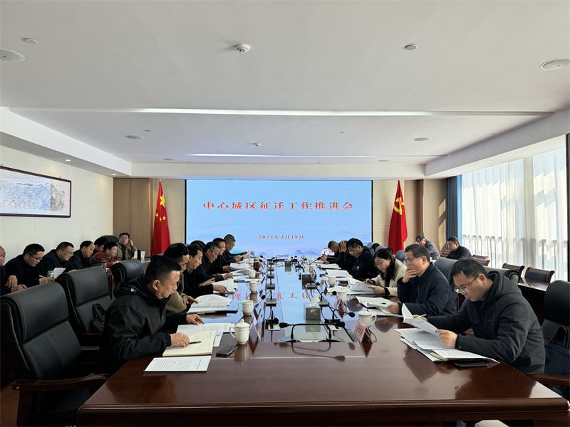 3月19日，县长王奇勇带队调研富丰新城张家山小区项目，黄山开云中国集团总经理潘楷金、副总经理余礼通陪同调研，随后在集团17楼主持召开歙县中心城区征迁工作推进会。.jpg