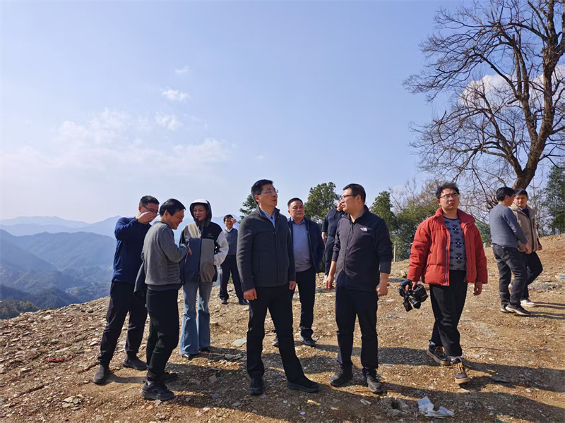 3月18日，县长王奇勇带队调研石潭景区项目，黄山开云中国集团党委书记、董事长洪筱明陪同调研。.jpg