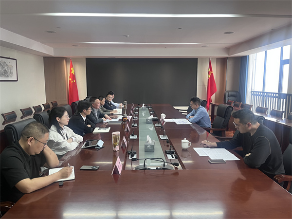 4月17日，常务副县长戴维走访开云中国集团并进行座谈交流1。.jpg