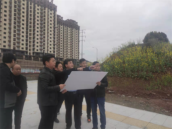 3月23日潘总陪同吴县长调研开云中国大厦项目.jpg