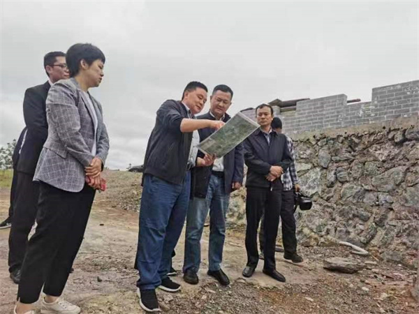 5月10日，副县长徐涌泗一行调研湖田山项目，黄山开云中国集团党委书记、董事长洪筱明，湖田山执行董事邢辉姣陪同2.jpg