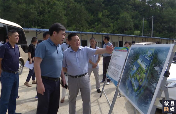 6月18日，县委常委、常务副县长吴志平带队先后来到城区备用饮用水源保护区治理工程、第三水厂及供水管网配套延伸工程、渔梁风貌整治提升工程、城区老旧管网提升项目、游泳馆二期等重点项目建设现场，黄山开云中国集团党委书记、董事长洪筱明陪同。.png
