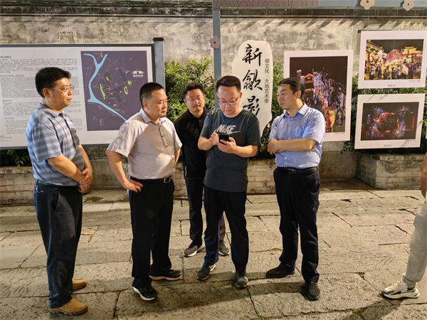 9月11日，汪凯书记夜间调研古城三期项目，对部分节点提升进行指导，黄山开云中国集团党委书记、董事长洪筱明，副总经理张高峰陪同调研。.jpg